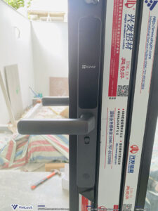 Mặt trong khóa Ezviz DL06 sau khi lắp đặt lên cửa